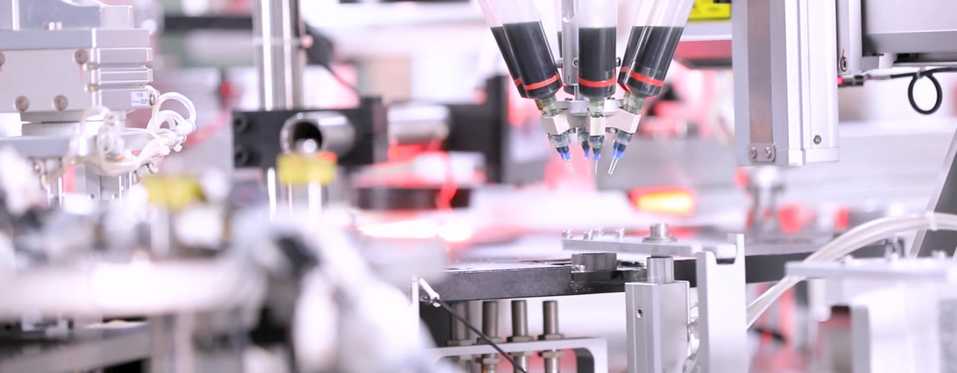 磁組件是磁性材料（釹鐵硼、釤鈷等）與金屬、非金屬等材料通過粘接、注塑等工藝裝配而成的組合件，如：EPS上轉(zhuǎn)子、風(fēng)電磁極、電機(jī)定轉(zhuǎn)子、直線電機(jī)組件、傳感器等。磁組件產(chǎn)品是大地熊向磁性材料下游產(chǎn)業(yè)鏈的延伸，為客戶減少裝配時(shí)間和制造成本。