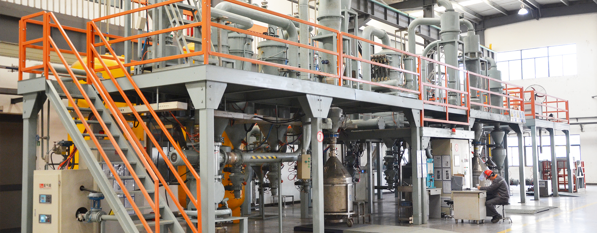 燒結(jié)釤鈷永磁是以金屬釤和金屬鈷為主要組成元素的永磁材料，包括1：5型釤鈷磁體和2：17型釤鈷磁體，分為SmCo5及Sm2Co17兩種。此種材料的特點在于它的磁性穩(wěn)定性和耐溫性，以及超強的抗銹蝕性。其最高工作溫度可達到350攝氏度，非常適合制造高性能的永磁電機和一些工作環(huán)境要求很高的應(yīng)用產(chǎn)品。